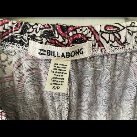 Billabong high waisted flair and pant. Paisley pink and blk print. Size small - Picture 3 of 3